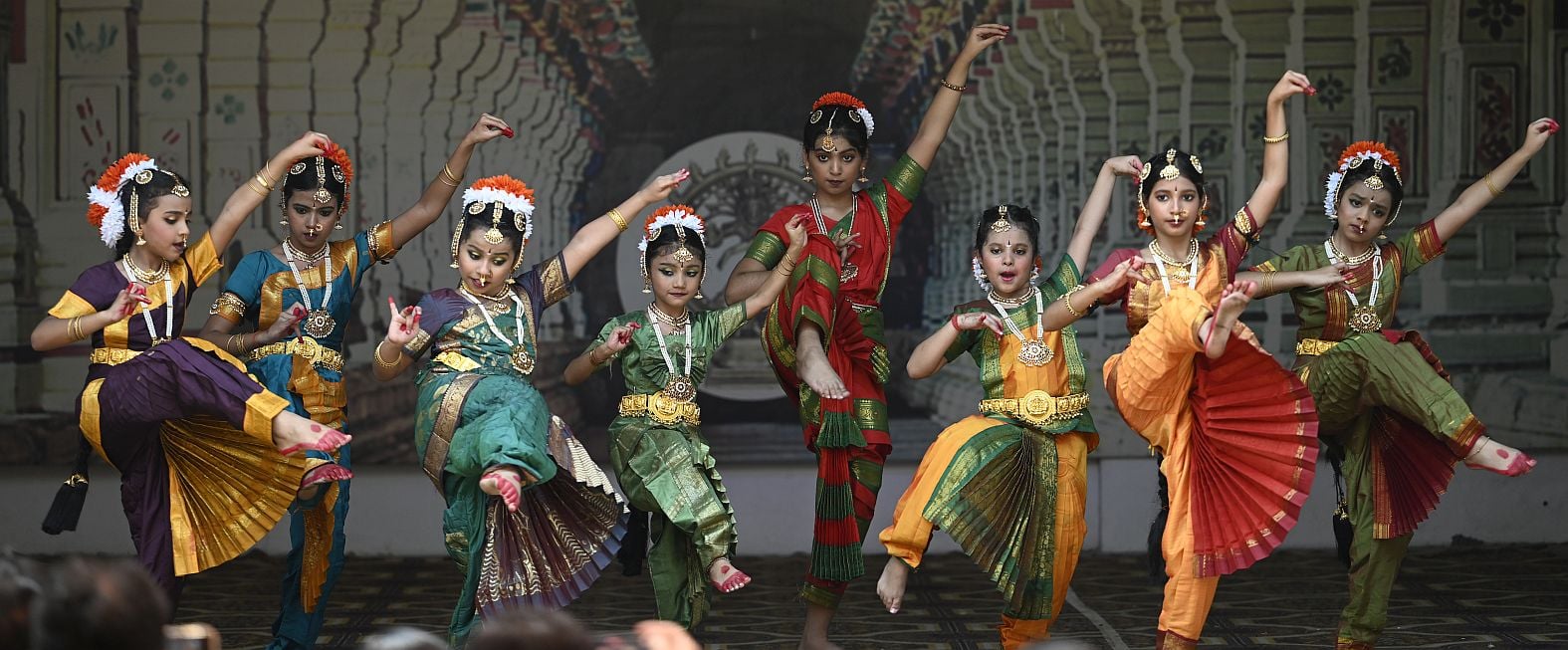 भगवान अय्यपा मंदिर में केरल के प्रमुख पर्व ओणम पर सांस्कृतिक कार्यक्रम प्रस्तुत करते बच्चे व रा