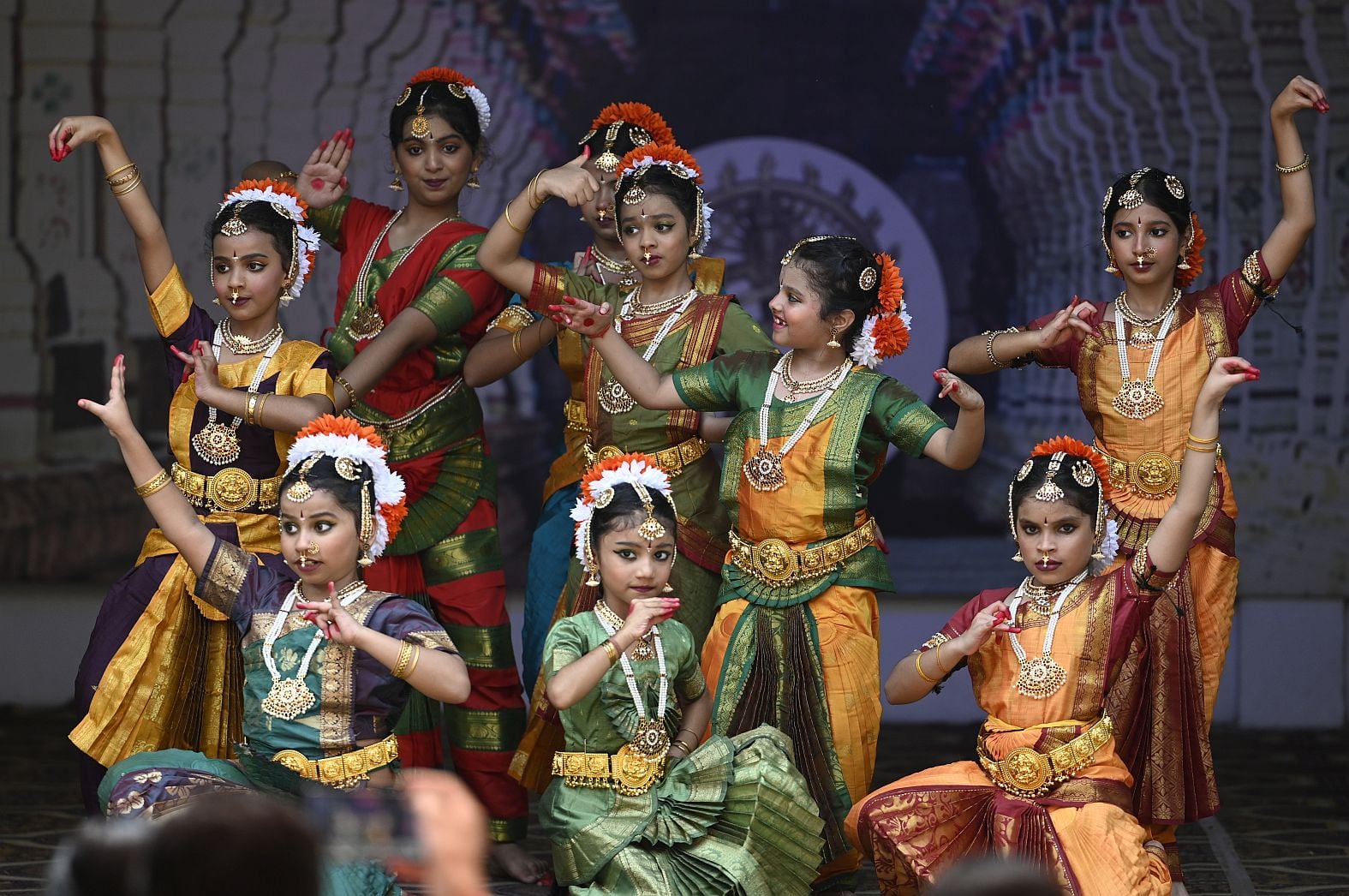 भगवान अय्यपा मंदिर में केरल के प्रमुख पर्व ओणम पर सांस्कृतिक कार्यक्रम प्रस्तुत करते बच्चे व रा