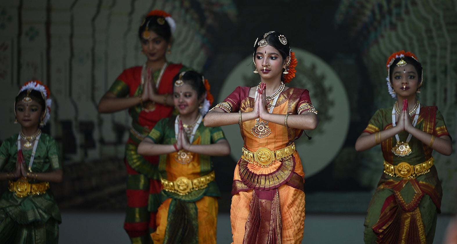 भगवान अय्यपा मंदिर में केरल के प्रमुख पर्व ओणम पर सांस्कृतिक कार्यक्रम प्रस्तुत करते बच्चे व रा