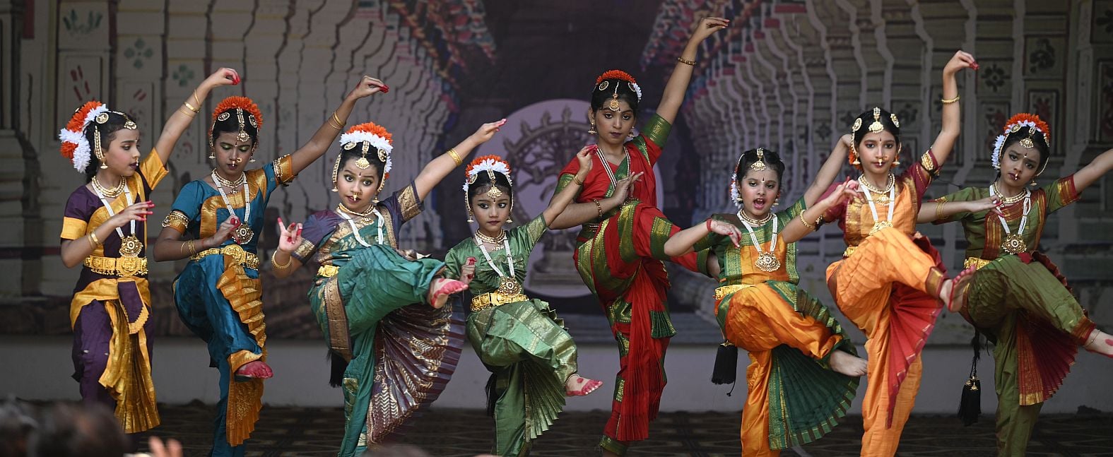भगवान अय्यपा मंदिर में केरल के प्रमुख पर्व ओणम पर सांस्कृतिक कार्यक्रम प्रस्तुत करते बच्चे व रा