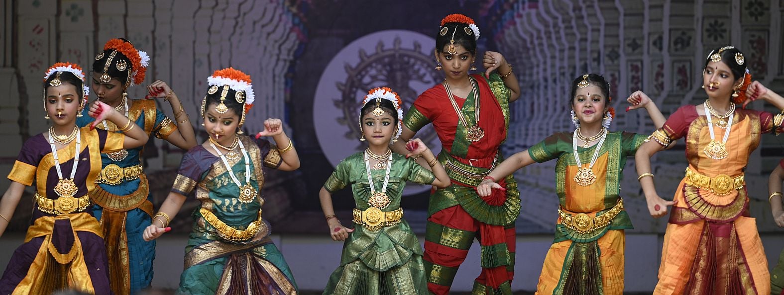 भगवान अय्यपा मंदिर में केरल के प्रमुख पर्व ओणम पर सांस्कृतिक कार्यक्रम प्रस्तुत करते बच्चे व रा