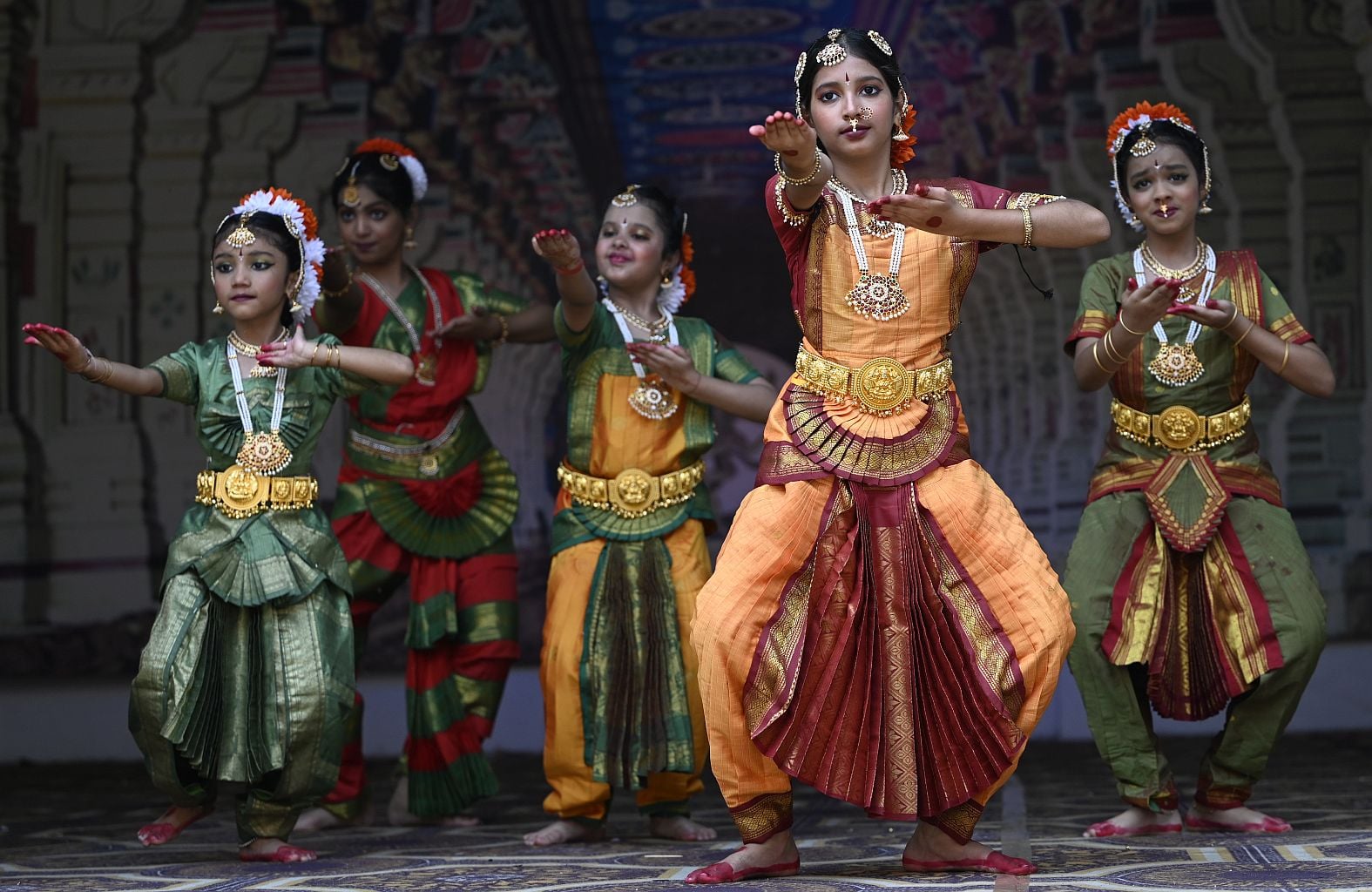 भगवान अय्यपा मंदिर में केरल के प्रमुख पर्व ओणम पर सांस्कृतिक कार्यक्रम प्रस्तुत करते बच्चे व रा