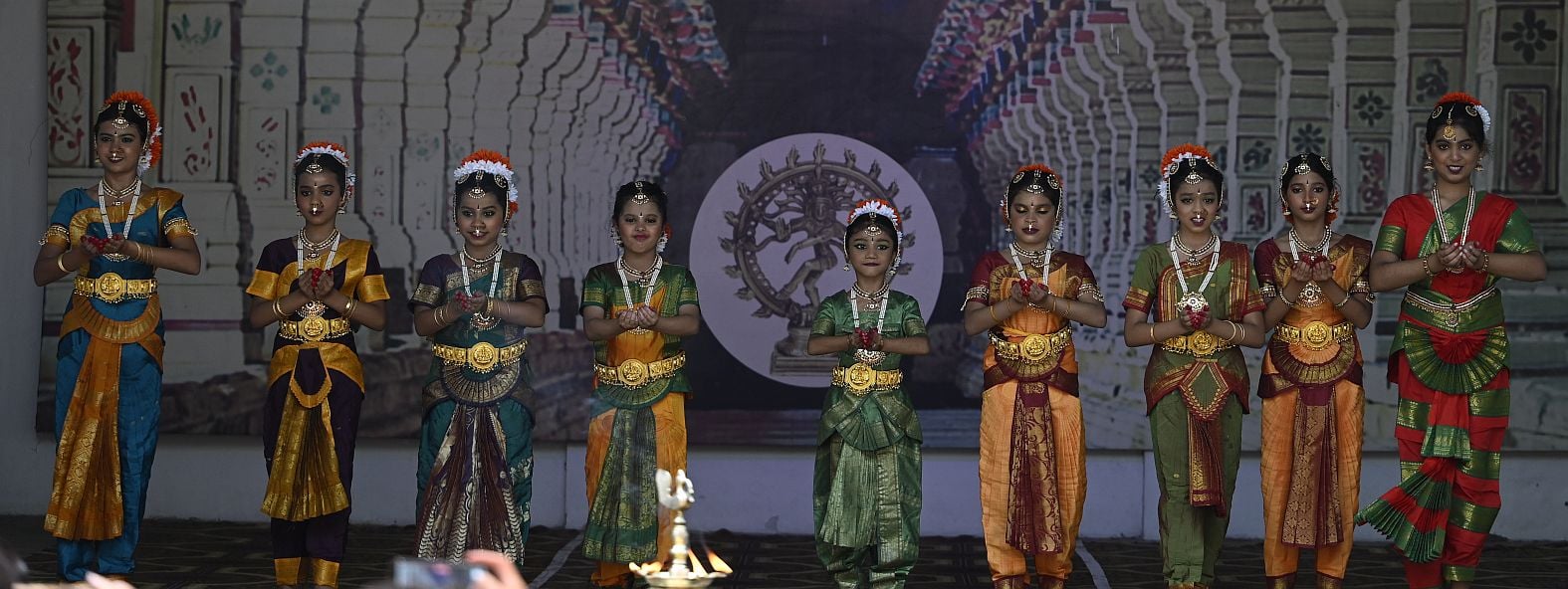 भगवान अय्यपा मंदिर में केरल के प्रमुख पर्व ओणम पर सांस्कृतिक कार्यक्रम प्रस्तुत करते बच्चे व रा