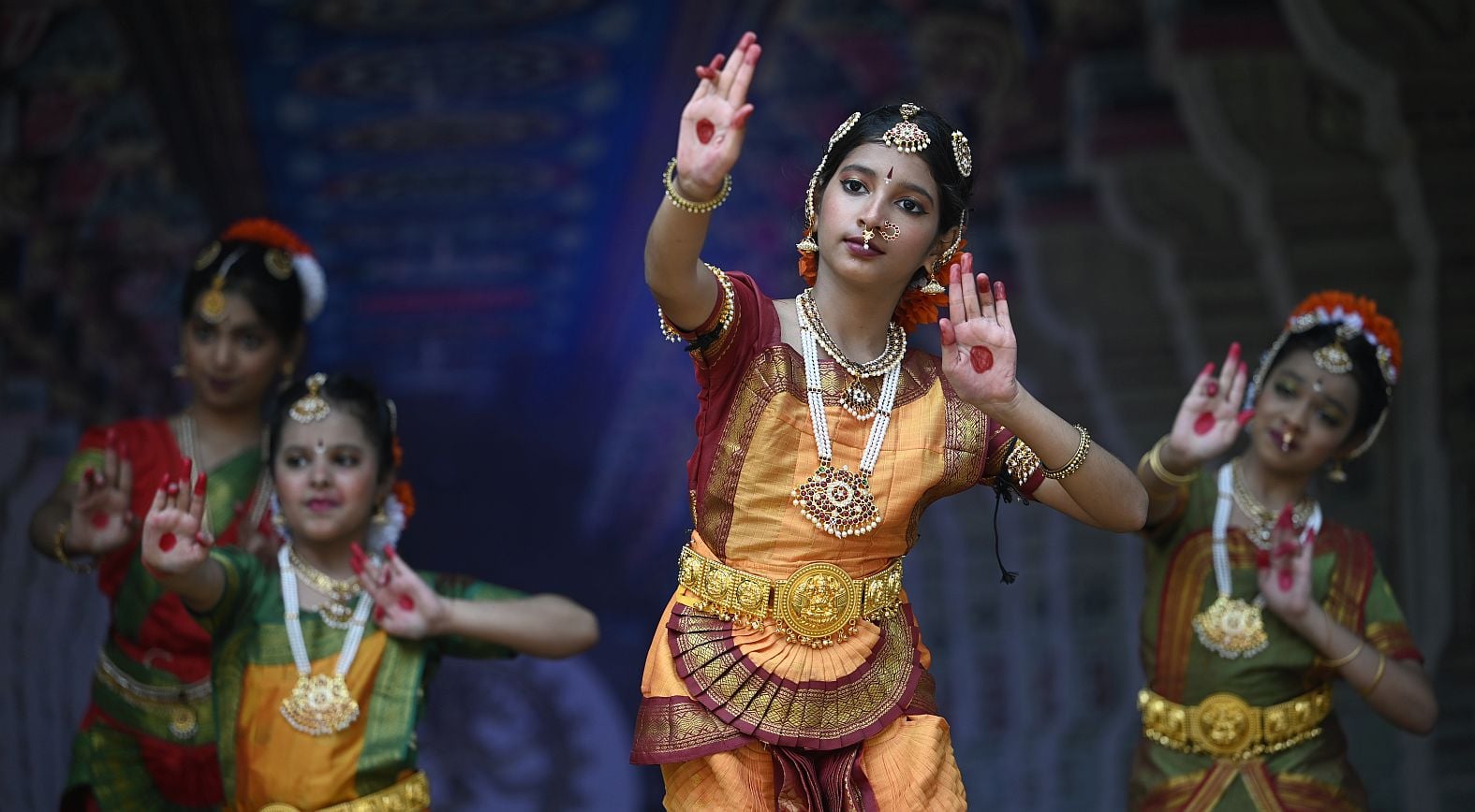भगवान अय्यपा मंदिर में केरल के प्रमुख पर्व ओणम पर सांस्कृतिक कार्यक्रम प्रस्तुत करते बच्चे व रा