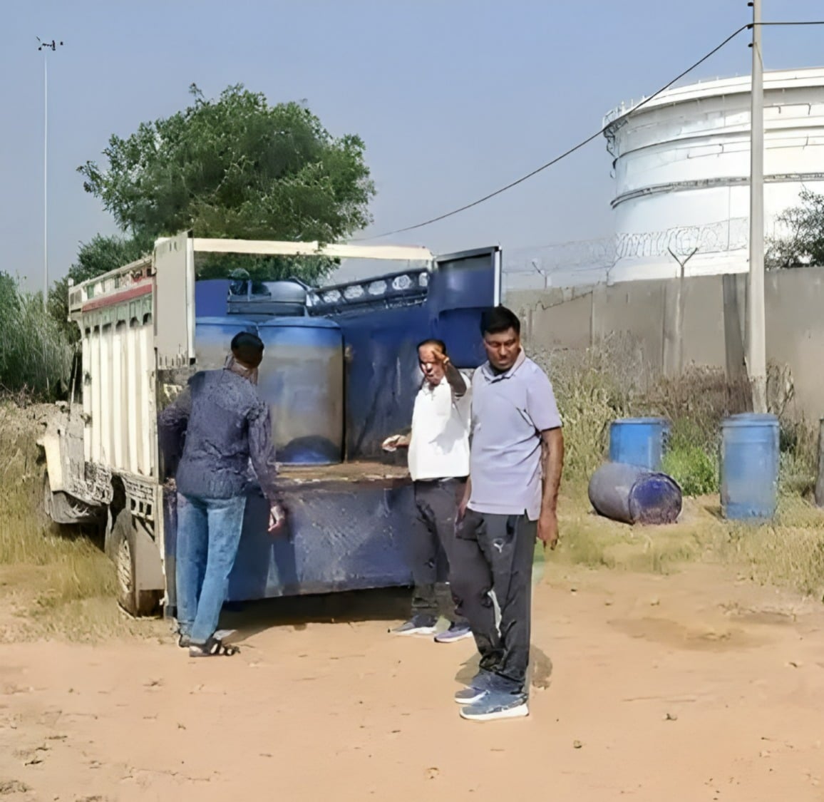 भवाड़ी में मौके से बरामद ड्रम। संवाद भवाड़ी में मौके से बरामद ड्रम। संवाद