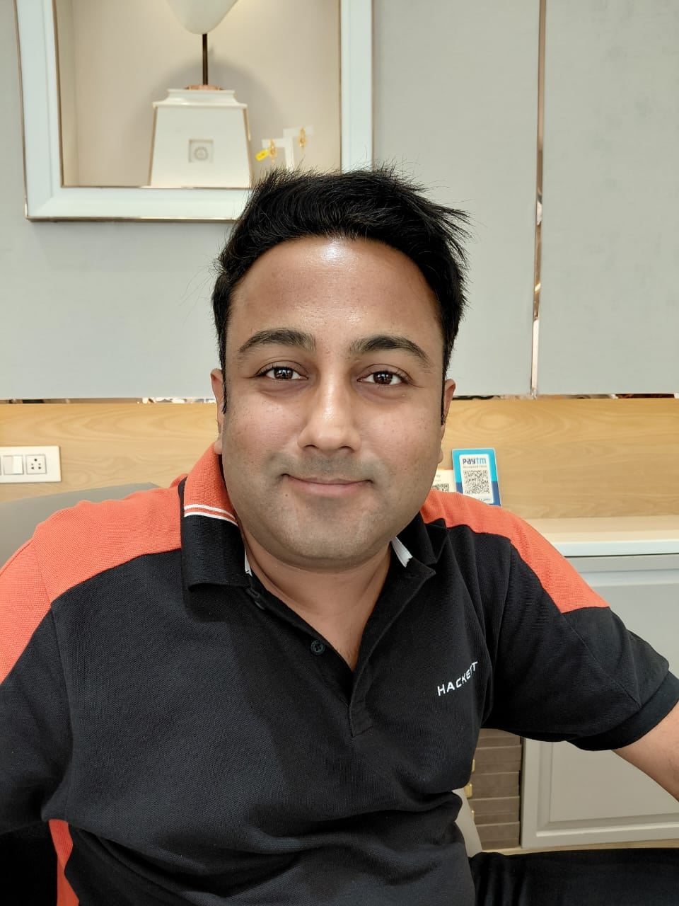 बाजार में सोने के आभूषण पसंद करती महिलाएं। बाजार में सोने के आभूषण पसंद करती महिलाएं।