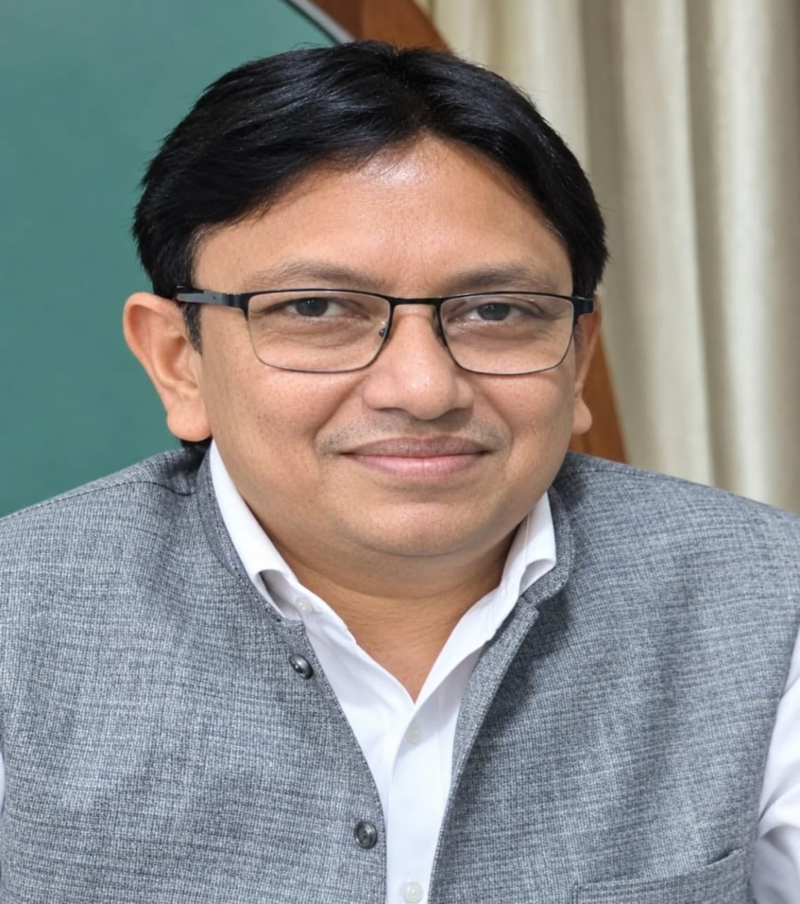 बाजार में सोने के आभूषण पसंद करती महिलाएं। बाजार में सोने के आभूषण पसंद करती महिलाएं।