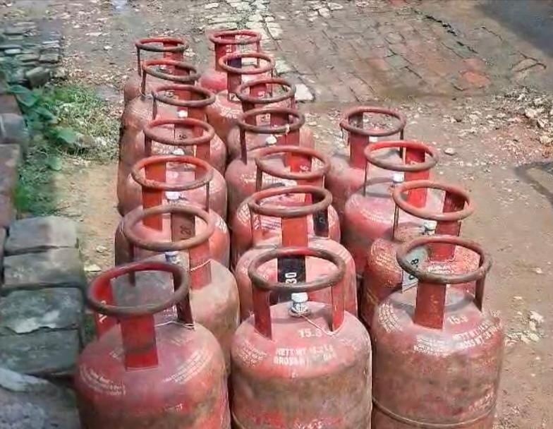 बरामद सिलिंडर। बरामद सिलिंडर।