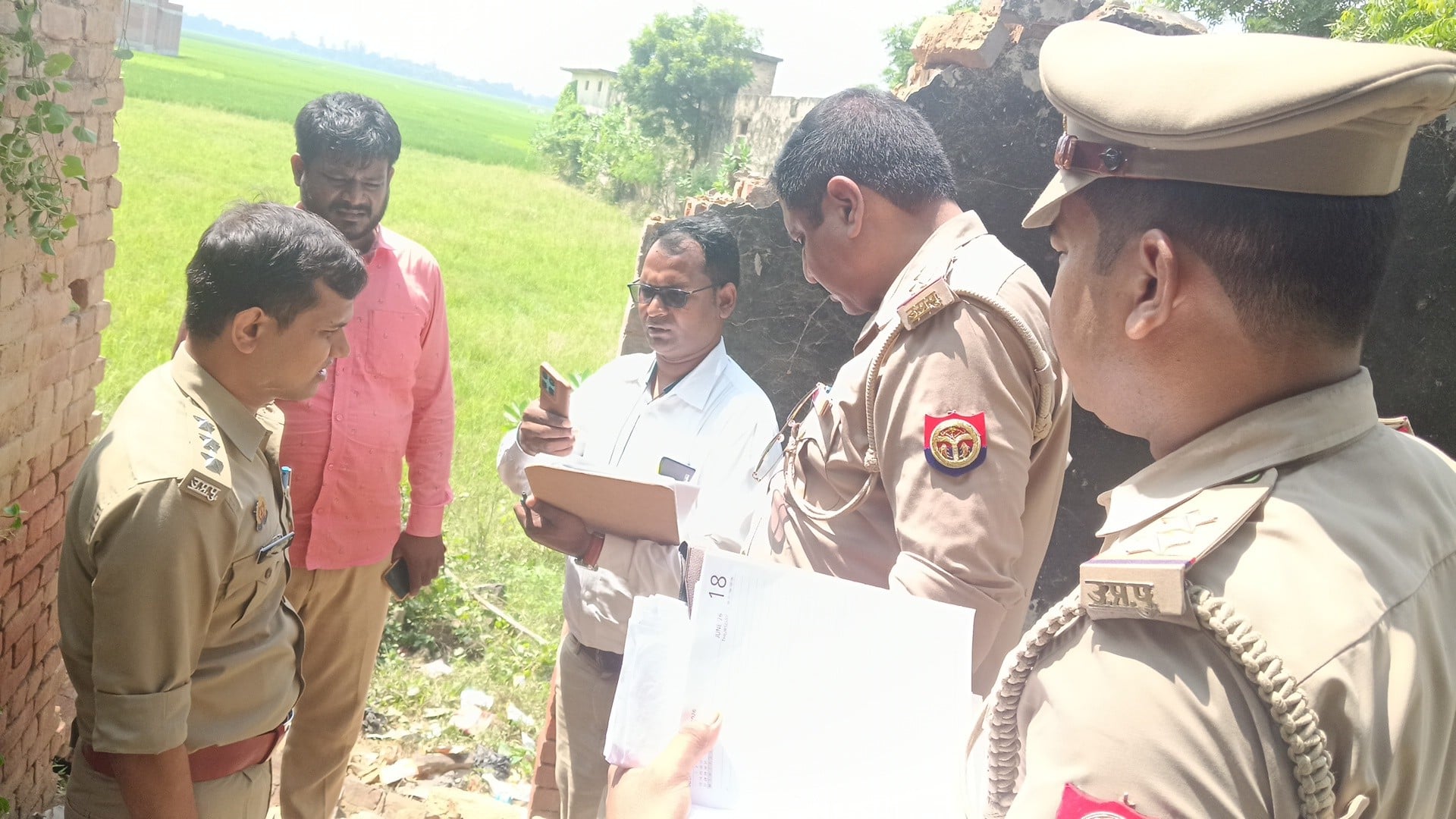 बरियावन-किछौछा मार्ग पर मकान-दुकान टूटने के बाद ग्रामीणों से बात करती तहसीलदार दिव्या भारती वर् बरियावन-किछौछा मार्ग पर मकान-दुकान टूटने के बाद ग्रामीणों से बात करती तहसीलदार दिव्या भारती वर्