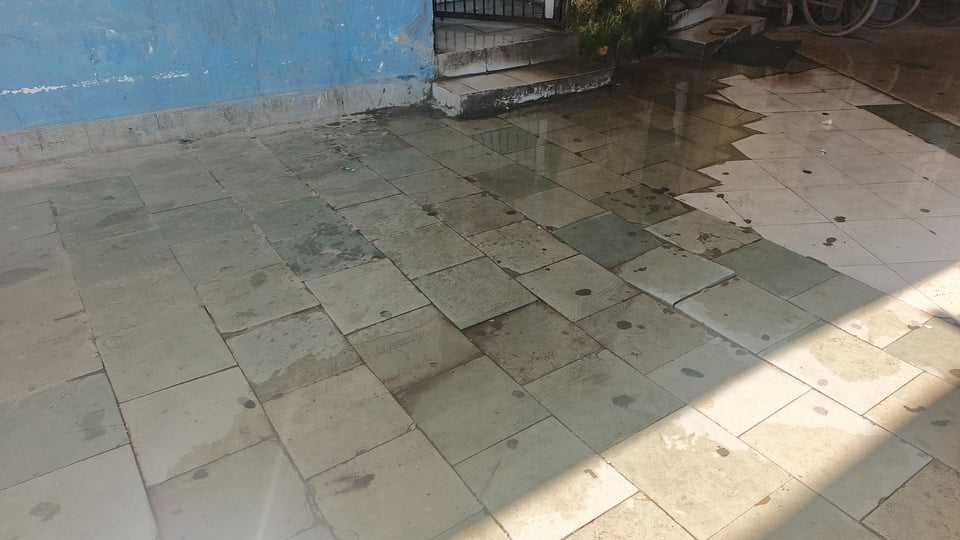 बस अड्डा हमीरपुर में खराब पड़ी व्हीलचेयर। संवाद बस अड्डा हमीरपुर में खराब पड़ी व्हीलचेयर। संवाद