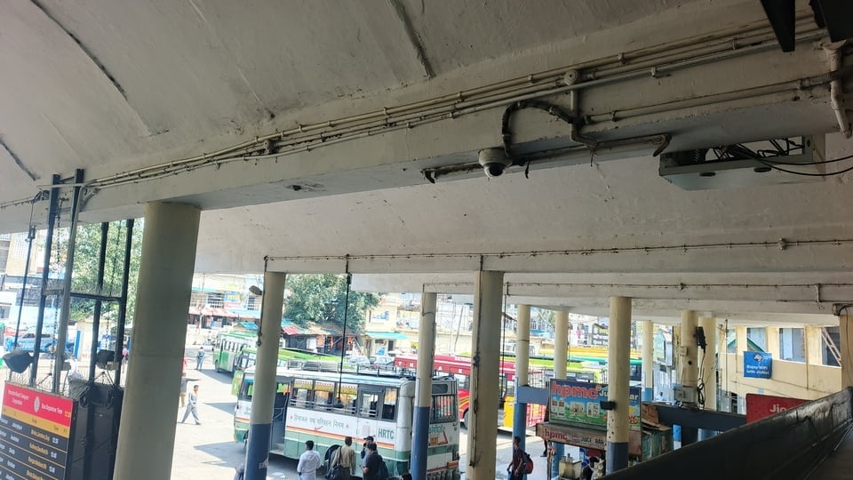 बस अड्डा हमीरपुर में खराब पड़ी व्हीलचेयर। संवाद बस अड्डा हमीरपुर में खराब पड़ी व्हीलचेयर। संवाद