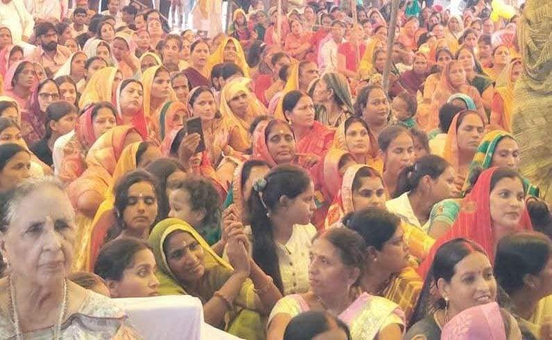 चकिया में श्री राधा अष्टमी कार्यक्रम को संबोधित करते शुभांग कृष्ण दास। संवाद चकिया में श्री राधा अष्टमी कार्यक्रम को संबोधित करते शुभांग कृष्ण दास। संवाद