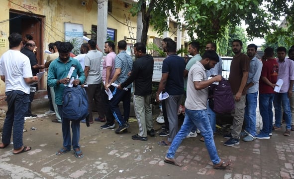 चारबाग स्थित बप्पा श्री नारायण वोकेशनल गर्ल्स इंटर कॉलेज से आबकारी सिपाही भर्ती की परीक्षा देकर