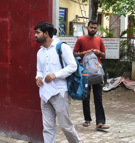 चारबाग स्थित बप्पा श्री नारायण वोकेशनल गर्ल्स इंटर कॉलेज से आबकारी सिपाही भर्ती की परीक्षा देकर