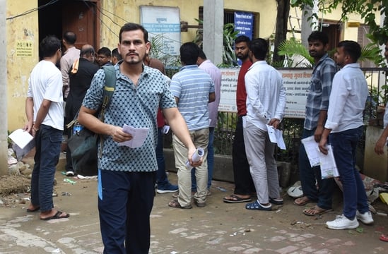 चारबाग स्थित बप्पा श्री नारायण वोकेशनल गर्ल्स इंटर कॉलेज से आबकारी सिपाही भर्ती की परीक्षा देकर