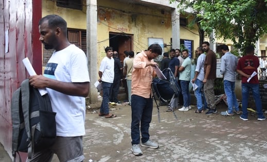चारबाग स्थित बप्पा श्री नारायण वोकेशनल गर्ल्स इंटर कॉलेज से आबकारी सिपाही भर्ती की परीक्षा देकर
