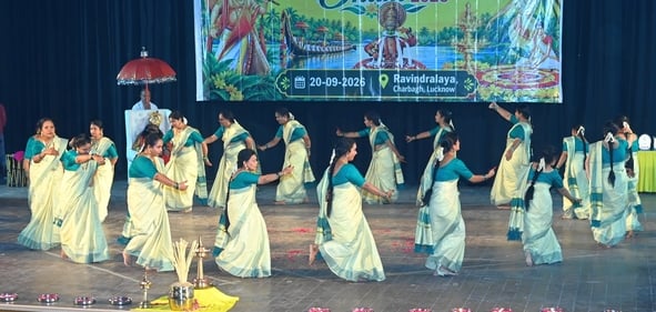 चारबाग स्थित रवींद्रालय में केरल समाजम की प्लेटिनम जुबली और ओणम उत्सव में केरल की संस्कृति और प
