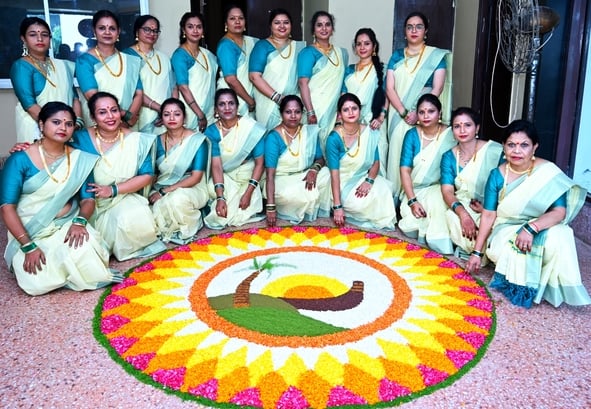चारबाग स्थित रवींद्रालय में केरल समाजम की प्लेटिनम जुबली और ओणम उत्सव में केरल की संस्कृति और प