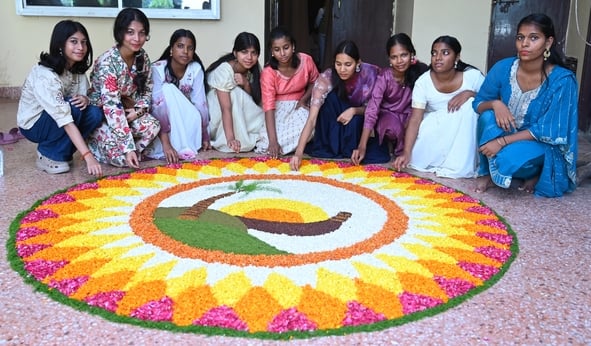 चारबाग स्थित रवींद्रालय में केरल समाजम की प्लेटिनम जुबली और ओणम उत्सव में केरल की संस्कृति और प