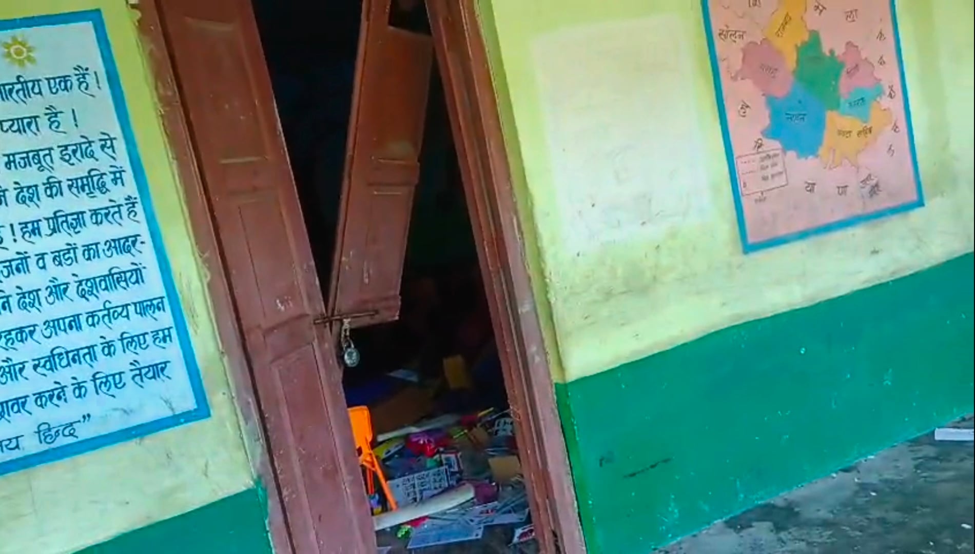 ढांग रोहाणा स्थित केंद्र प्राथमिक पाठशाला में शरारती तत्वों ने संपत्ति को पहुंचाया नुकसान। स्र ढांग रोहाणा स्थित केंद्र प्राथमिक पाठशाला में शरारती तत्वों ने संपत्ति को पहुंचाया नुकसान। स्र