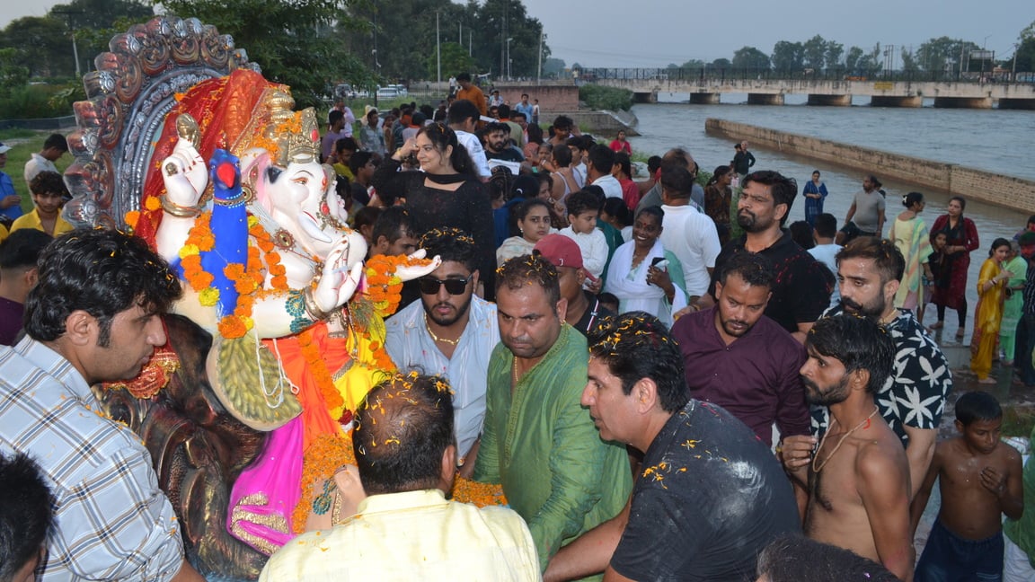 ढोल की थाप पर नाचे श्रद्धालु, विघ्नहर्ता को दी विदाई ढोल की थाप पर नाचे श्रद्धालु, विघ्नहर्ता को दी विदाई