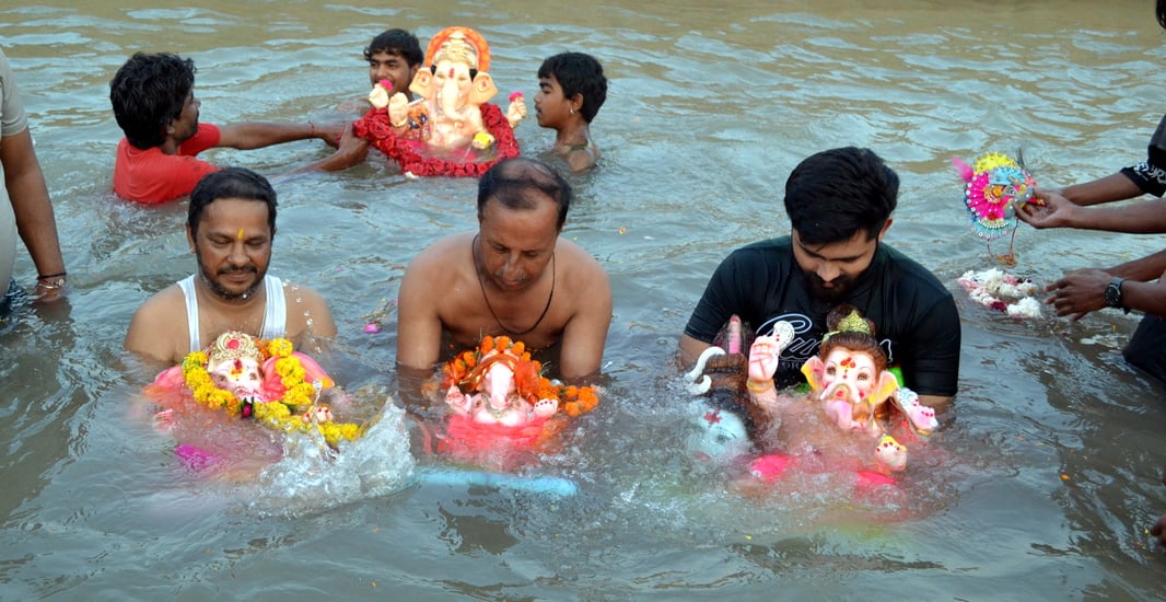 ढोल की थाप पर नाचे श्रद्धालु, विघ्नहर्ता को दी विदाई ढोल की थाप पर नाचे श्रद्धालु, विघ्नहर्ता को दी विदाई