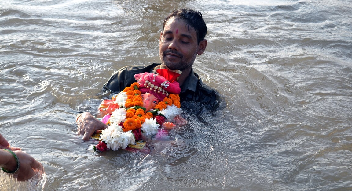 ढोल की थाप पर नाचे श्रद्धालु, विघ्नहर्ता को दी विदाई ढोल की थाप पर नाचे श्रद्धालु, विघ्नहर्ता को दी विदाई