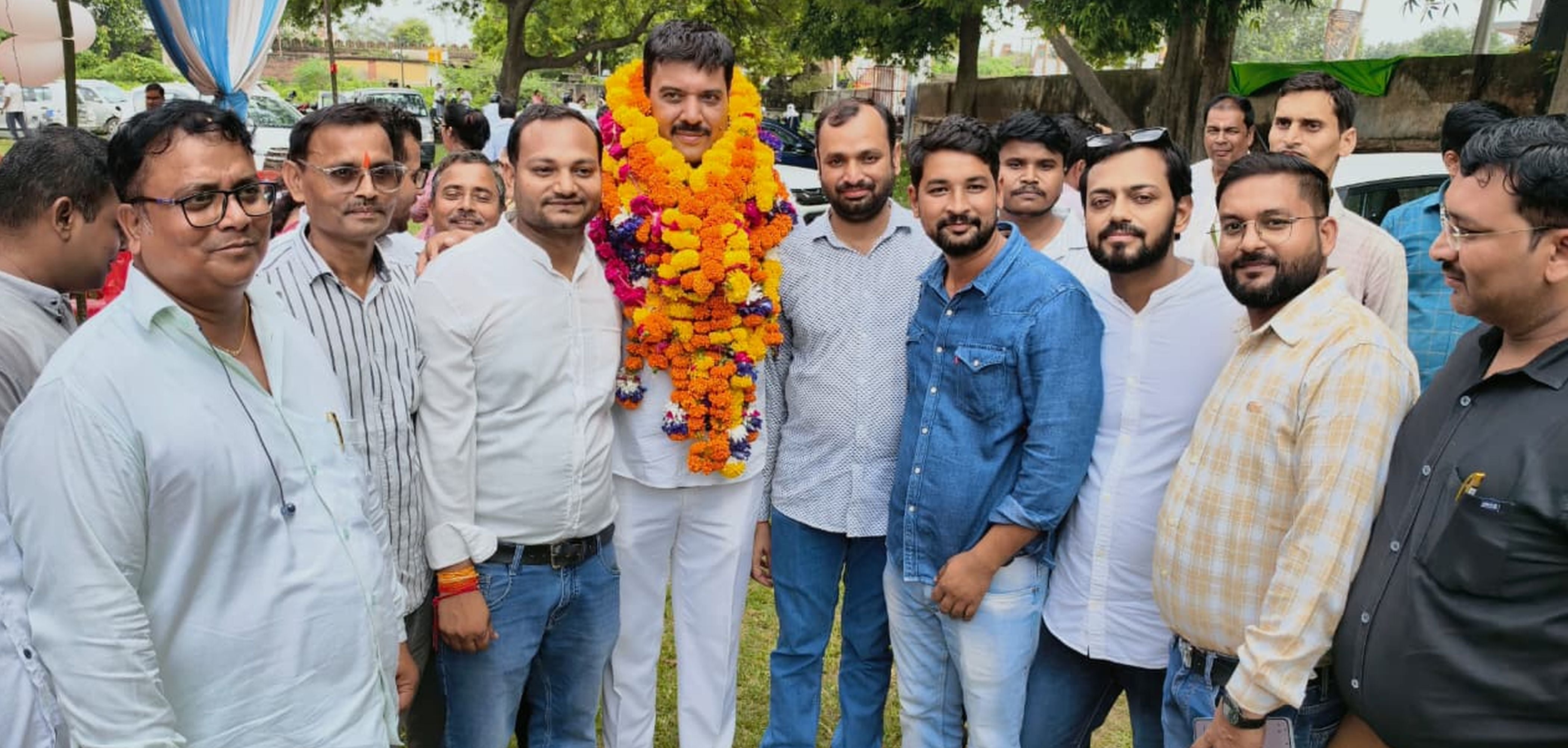 फोटो-09-शिक्षकों के साथ मौजूद नव निर्वाचित अध्यक्ष बलराम सिंह। संवाद फोटो-09-शिक्षकों के साथ मौजूद नव निर्वाचित अध्यक्ष बलराम सिंह। संवाद
