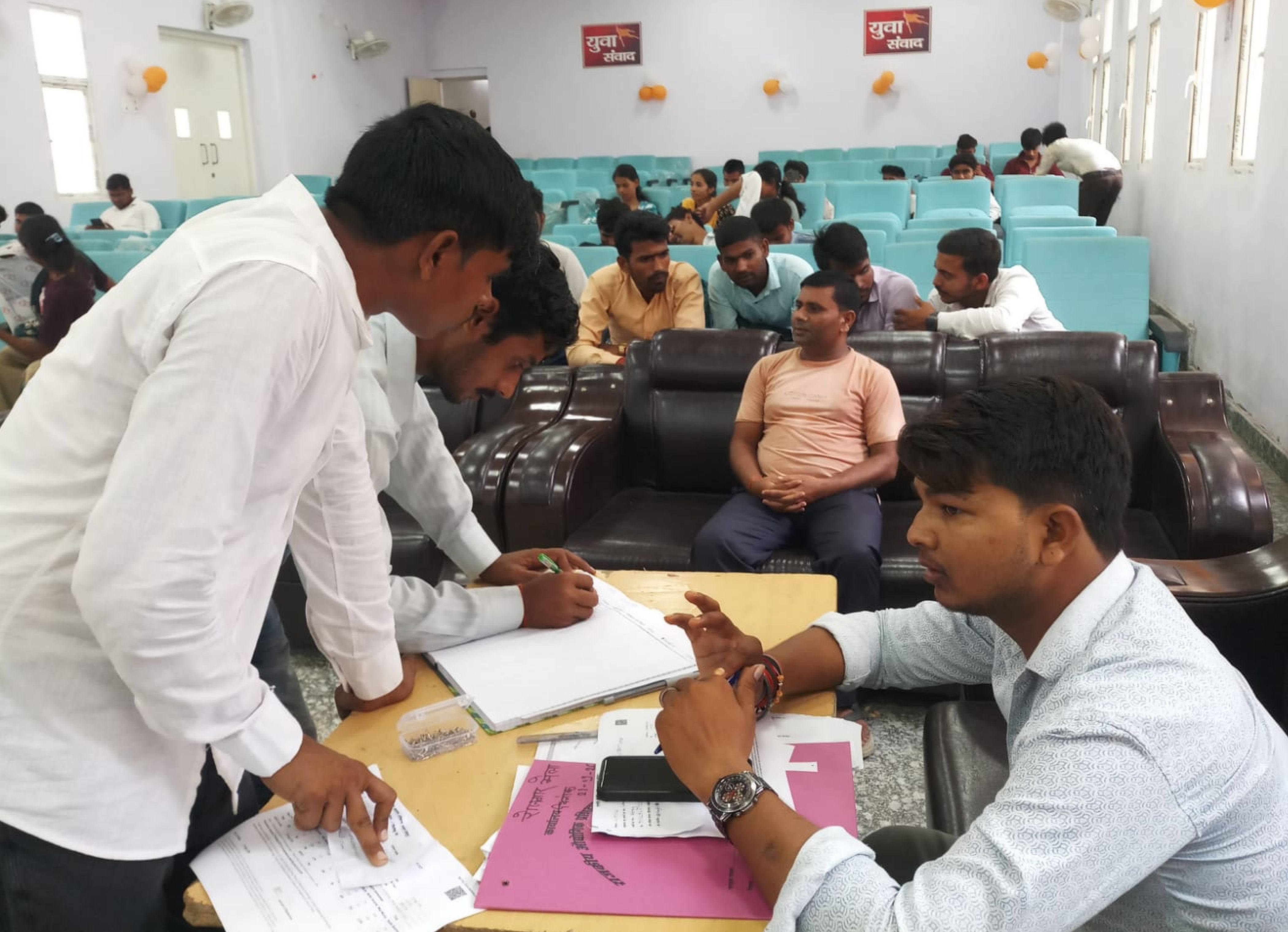 फोटो-15-आईटीआई में आयोजित रोजगार मेले में पंजीकरण कराते अभ्यर्थी। संवाद फोटो-15-आईटीआई में आयोजित रोजगार मेले में पंजीकरण कराते अभ्यर्थी। संवाद
