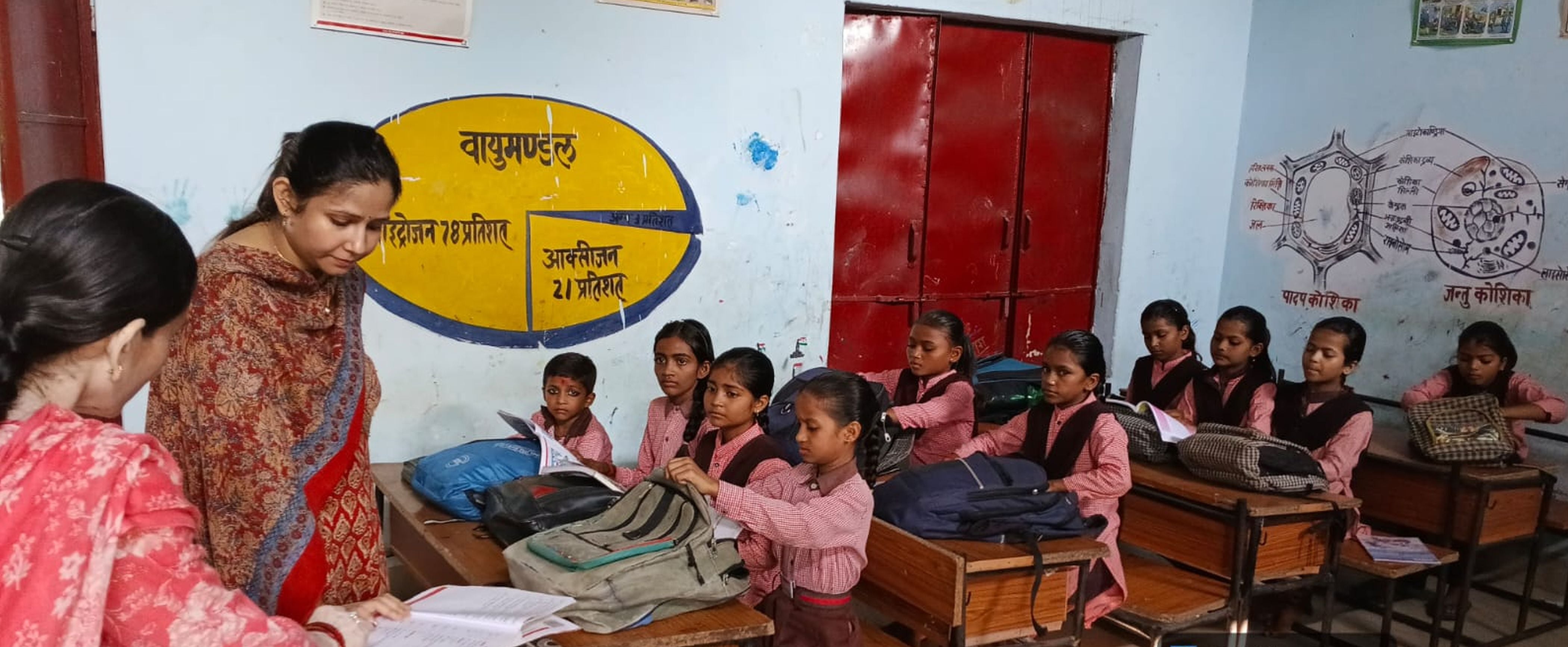 फोटो-19-बहुआ क्षेत्र के कंपोजिट विद्यालय गौरी का निरीक्षण करतीं बीएसए। स्रोत: स्वयं फोटो-19-बहुआ क्षेत्र के कंपोजिट विद्यालय गौरी का निरीक्षण करतीं बीएसए। स्रोत: स्वयं