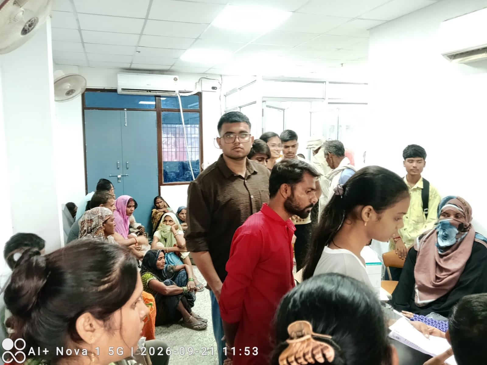 फोटो 21 एचएएमपी 03- जिला अस्पताल के पर्चा काउंटर पर लगी भीड़। संवाद फोटो 21 एचएएमपी 03- जिला अस्पताल के पर्चा काउंटर पर लगी भीड़। संवाद