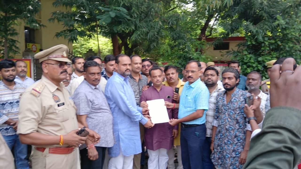 फोटो 21 एचएएमपी 29- विरोध जताते उत्तर प्रदेश उद्योग व्यापार संगठन के पदाधिकारी। संवाद फोटो 21 एचएएमपी 29- विरोध जताते उत्तर प्रदेश उद्योग व्यापार संगठन के पदाधिकारी। संवाद