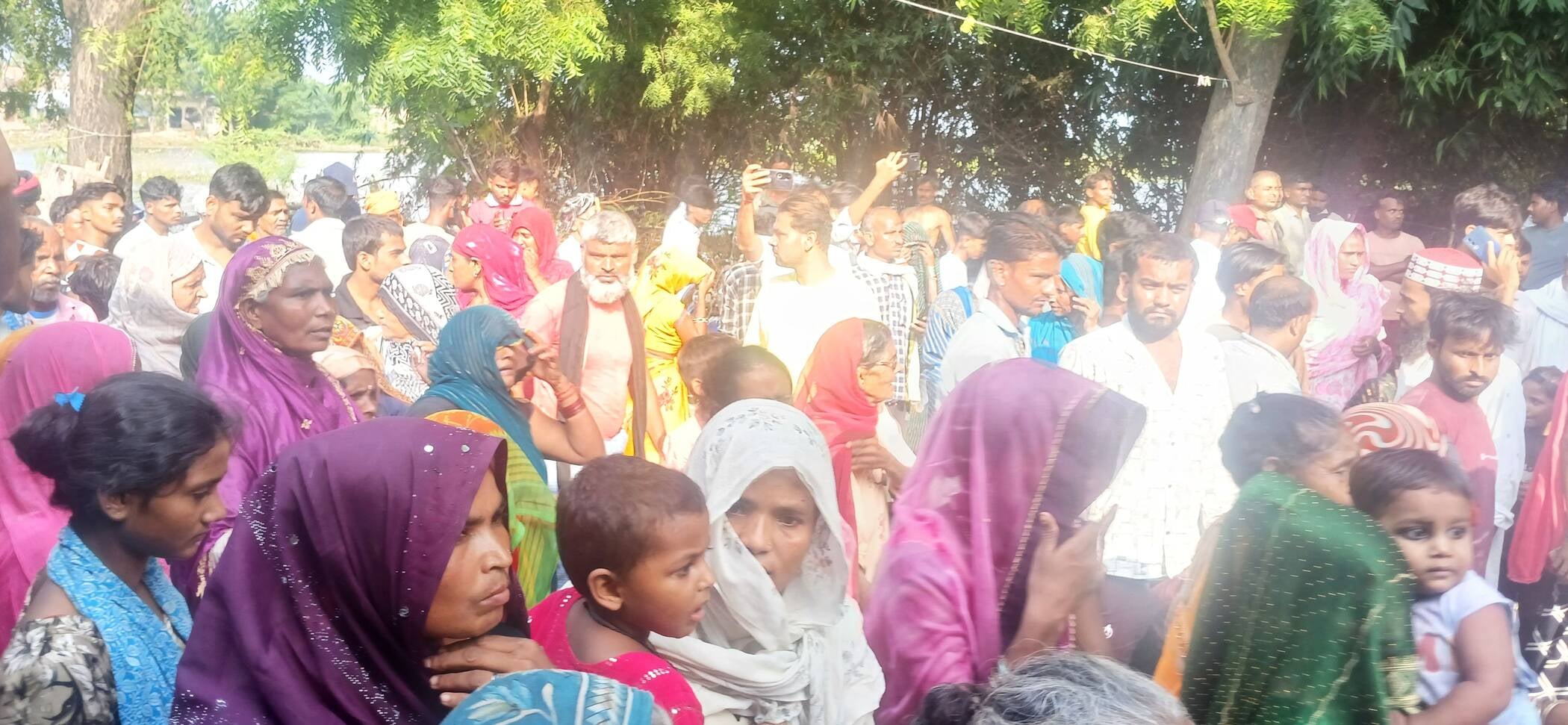 फोटो-30-प्रेमनगर के आरामपुर बसई गांव में तालाब किनारे जुटी भीड़। संवाद फोटो-30-प्रेमनगर के आरामपुर बसई गांव में तालाब किनारे जुटी भीड़। संवाद