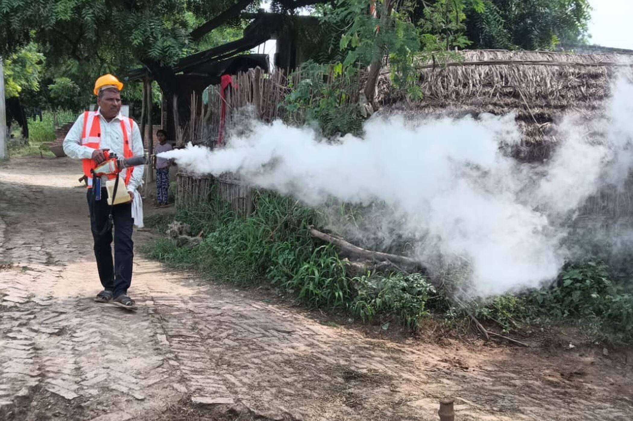 फोटो-36-चौडगरा क्षेत्र के दरियापुर कटरी में फागिंग करता कर्मचारी। संवाद फोटो-36-चौडगरा क्षेत्र के दरियापुर कटरी में फागिंग करता कर्मचारी। संवाद