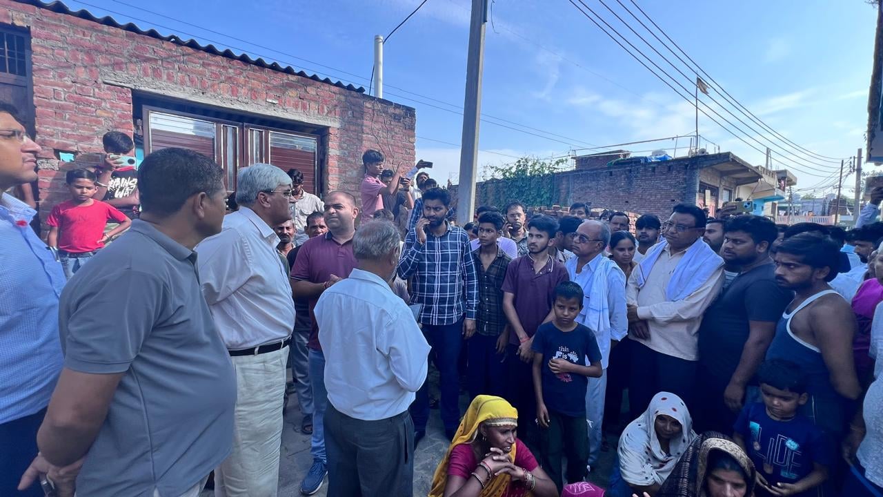 फोटो 56 घर में करंट दौड़ने के बाद बच्चे को लेकर घर के बाहर खड़ा युवक। संवाद फोटो 56 घर में करंट दौड़ने के बाद बच्चे को लेकर घर के बाहर खड़ा युवक। संवाद