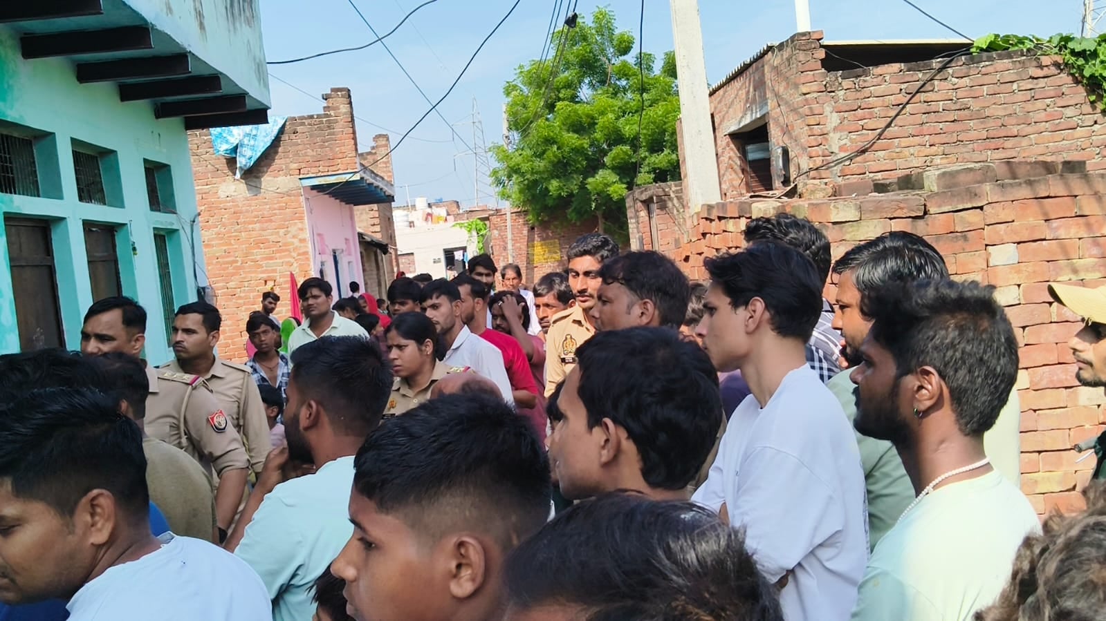फोटो 56 घर में करंट दौड़ने के बाद बच्चे को लेकर घर के बाहर खड़ा युवक। संवाद फोटो 56 घर में करंट दौड़ने के बाद बच्चे को लेकर घर के बाहर खड़ा युवक। संवाद