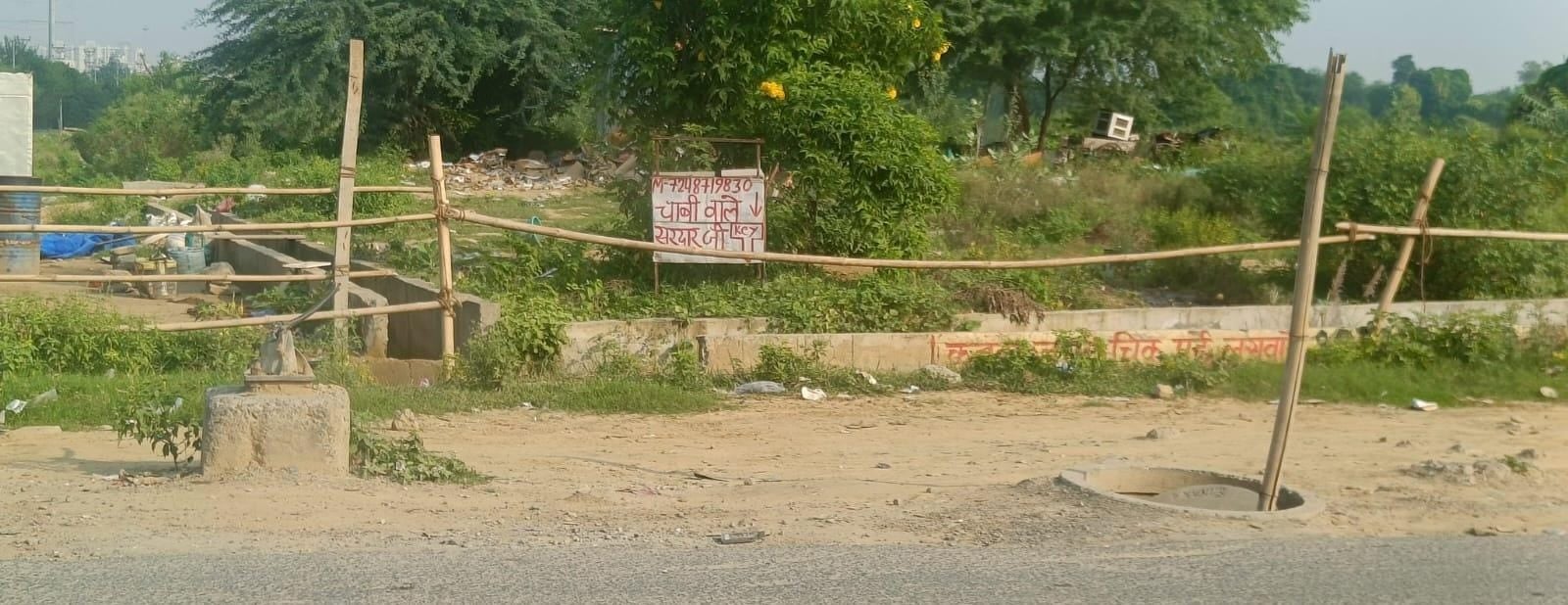ग्रेटर नोएडा के सेक्टर डेल्टा-2 में नाले के एक खुले हिस्से को चारों ओर से बांस के डंडे लगाए गए 
