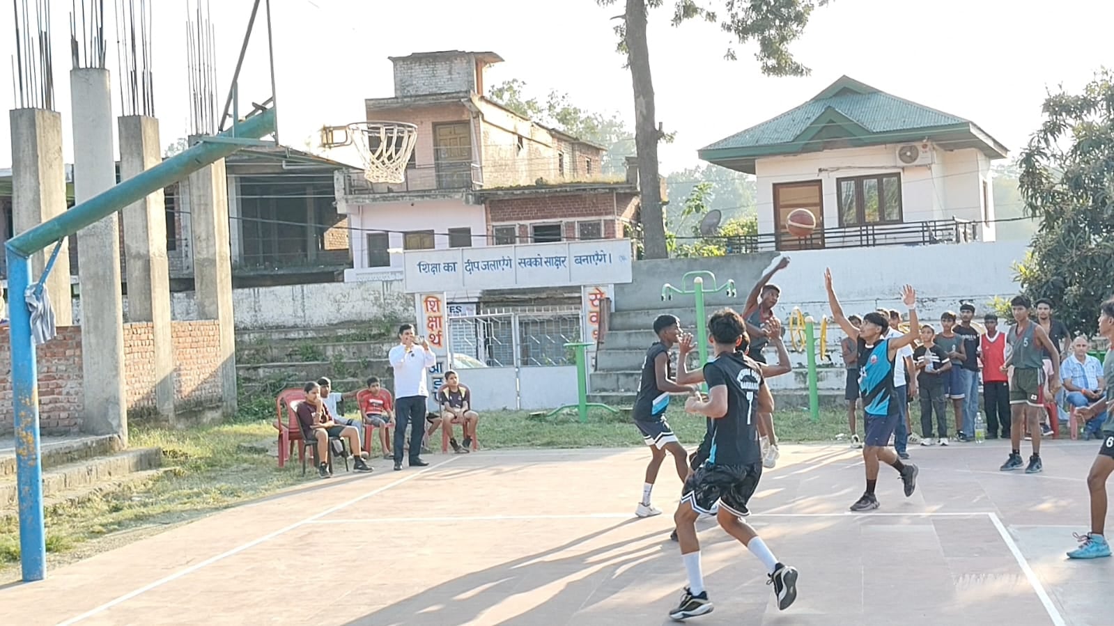 घुमारवीं में आयोजित खेलकूद प्रतियोगिता में विजेता टीम को सम्मानित करते मंत्री राजेश धर्माणी। स् घुमारवीं में आयोजित खेलकूद प्रतियोगिता में विजेता टीम को सम्मानित करते मंत्री राजेश धर्माणी। स्