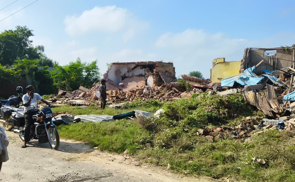 घटना स्थल पर ग्रामीणों से जानकारी लेतीं एसडीएम प्रतीक्षा सिंह व तहसीलदार दिव्या भारती वर्मा व अ घटना स्थल पर ग्रामीणों से जानकारी लेतीं एसडीएम प्रतीक्षा सिंह व तहसीलदार दिव्या भारती वर्मा व अ