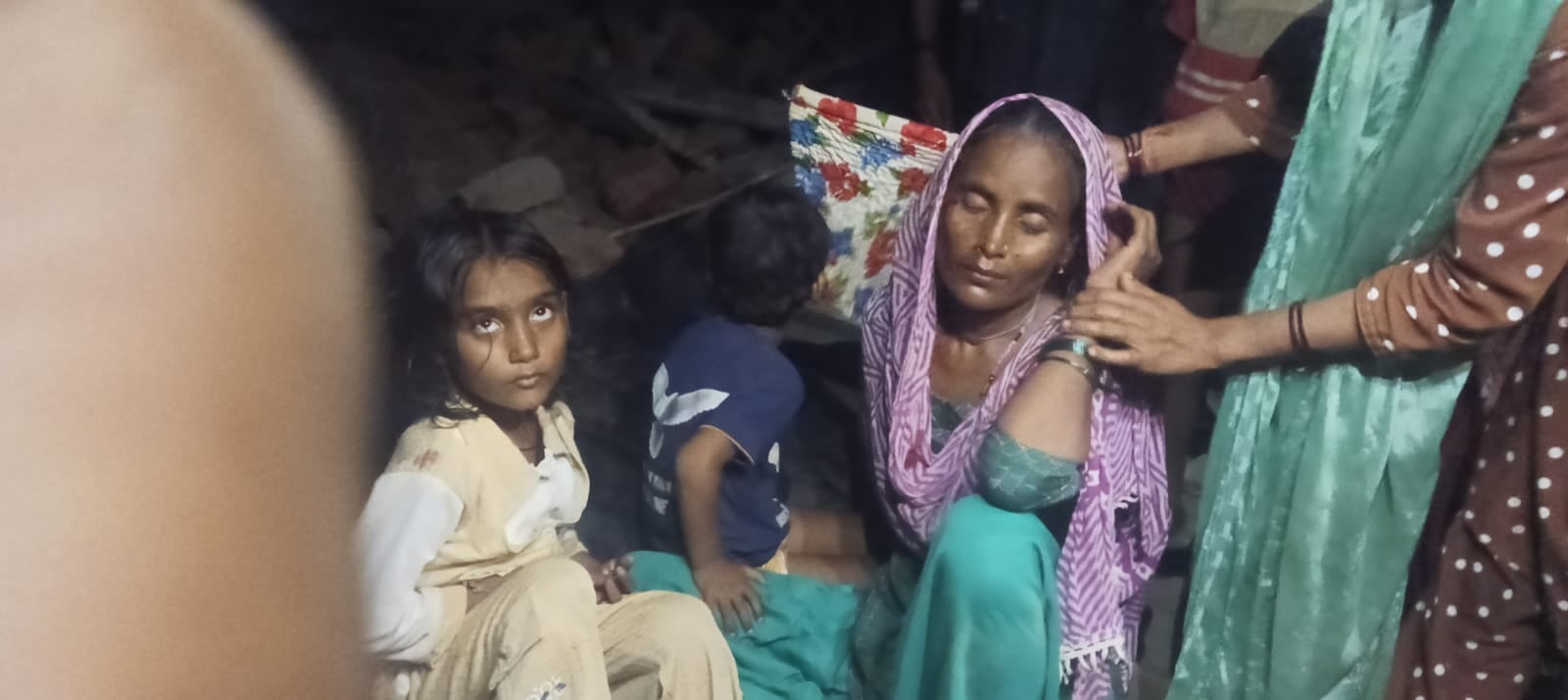 घायलों को इलाज के लिए जिला अस्पताल भेजते हुए। स्रोत: ग्रामीण घायलों को इलाज के लिए जिला अस्पताल भेजते हुए। स्रोत: ग्रामीण