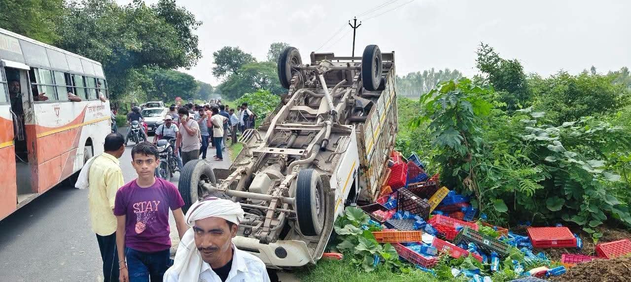 हादसे के बाद मौके पर पलटी पिकअप। संवाद हादसे के बाद मौके पर पलटी पिकअप। संवाद