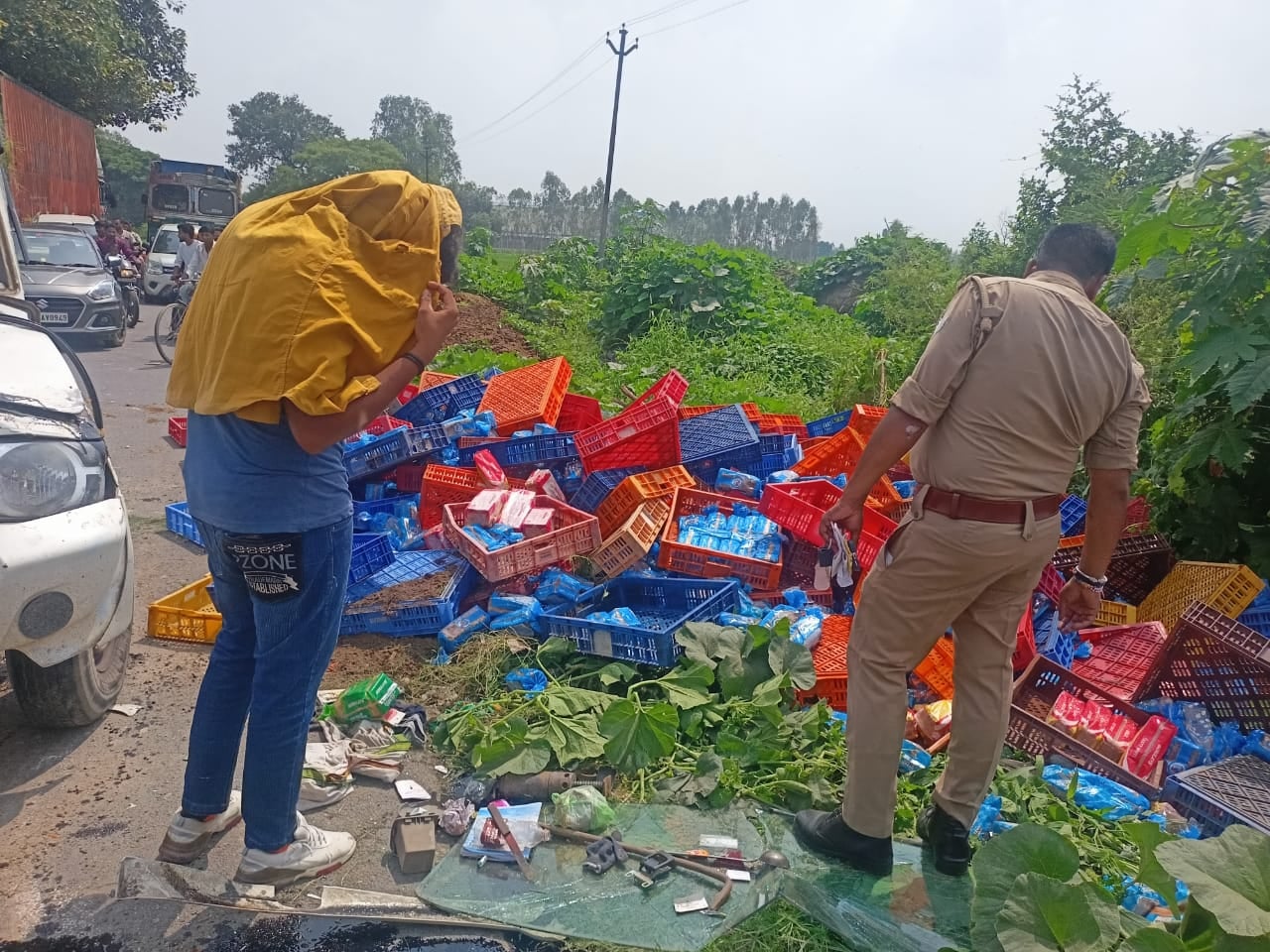 हादसे के बाद मौके पर पलटी पिकअप। संवाद हादसे के बाद मौके पर पलटी पिकअप। संवाद