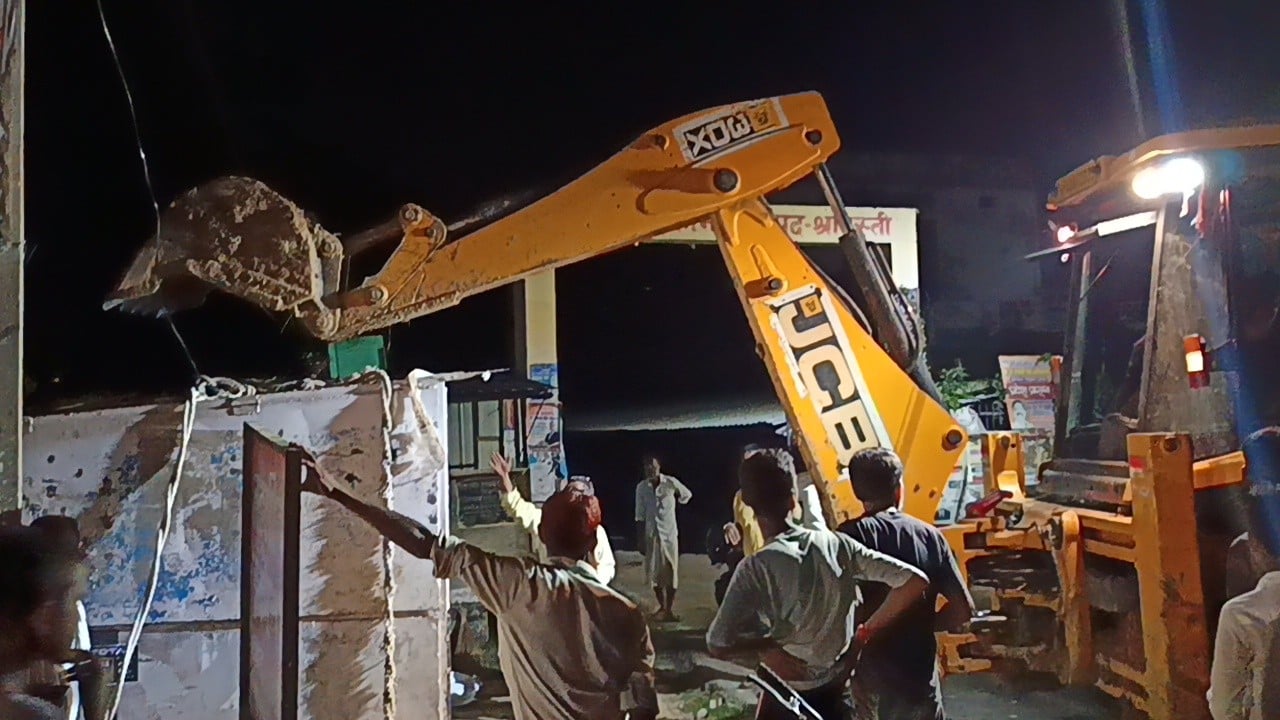 इकौना तहसील गेट के पास अतिक्रमण कर रखी गई दुकानों को हटाते कर्मी इकौना तहसील गेट के पास अतिक्रमण कर रखी गई दुकानों को हटाते कर्मी