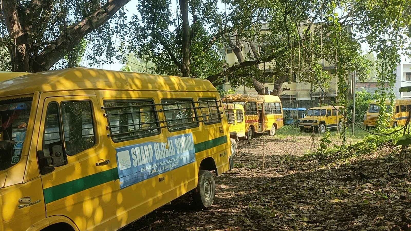 इटौंजा थाने में खडे़ एआरटीओ द्वारा सीज किेए गए शार्प ग्लोबल स्कूल के 14 वाहन इटौंजा थाने में खडे़ एआरटीओ द्वारा सीज किेए गए शार्प ग्लोबल स्कूल के 14 वाहन