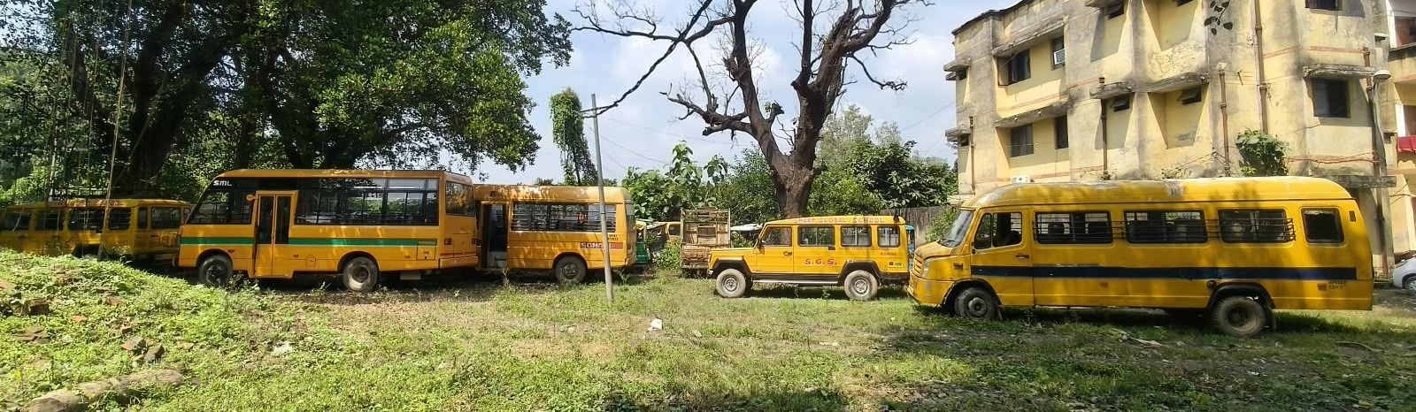 इटौंजा थाने में खडे़ एआरटीओ द्वारा सीज किेए गए शार्प ग्लोबल स्कूल के 14 वाहन इटौंजा थाने में खडे़ एआरटीओ द्वारा सीज किेए गए शार्प ग्लोबल स्कूल के 14 वाहन