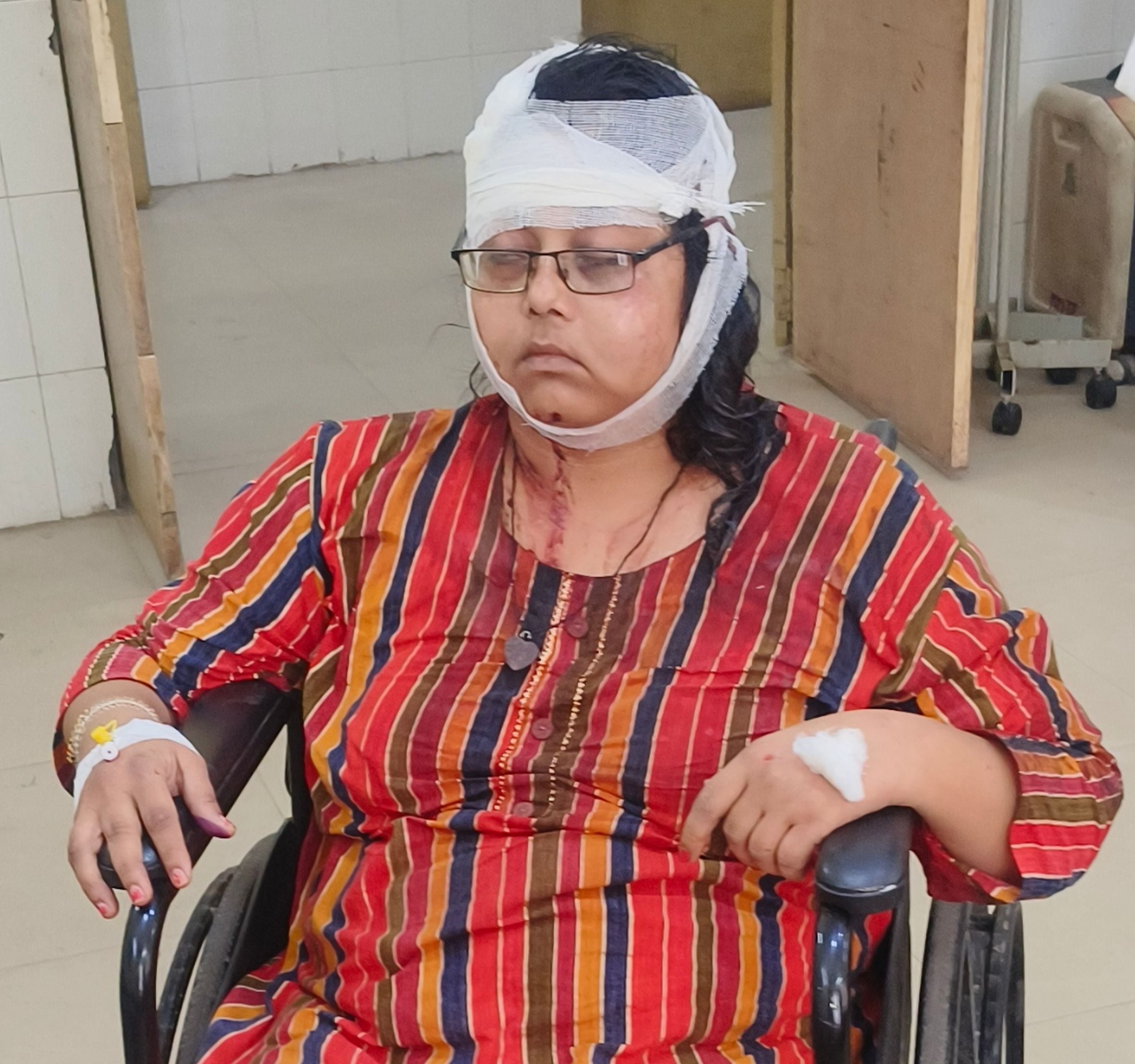 जिला अस्पताल की इमरजेंसी में गंगा एक्सप्रेसवे पर हादसे में शिकार हुए परिवार के सदस्यों की चोट क