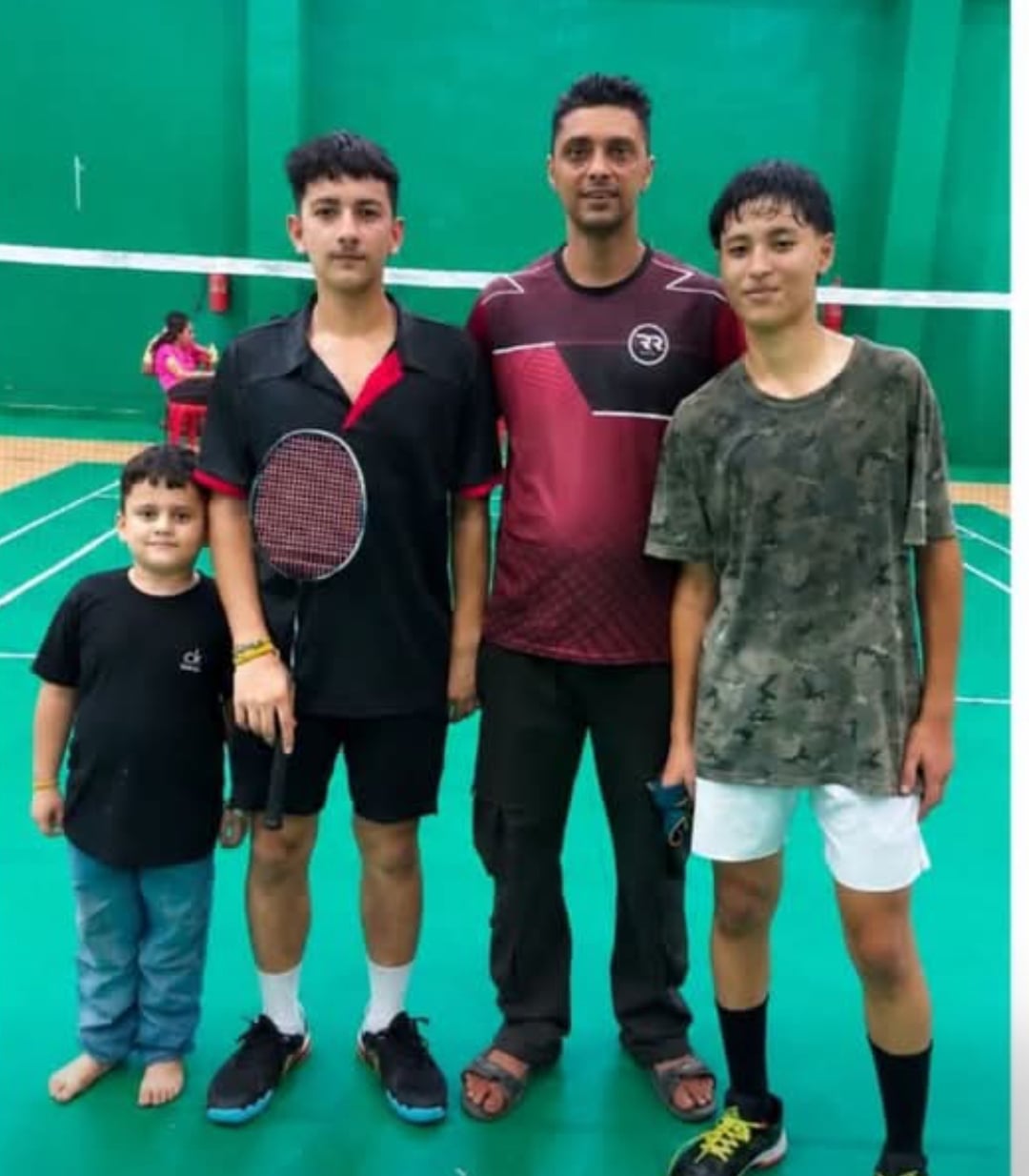 जिला स्तरीय अंडर 17 बैंडमिंटन में शानदार खेल दिखाने वाली नोशी रमौल साथी खिलाड़ी तथा कोच के साथ।
