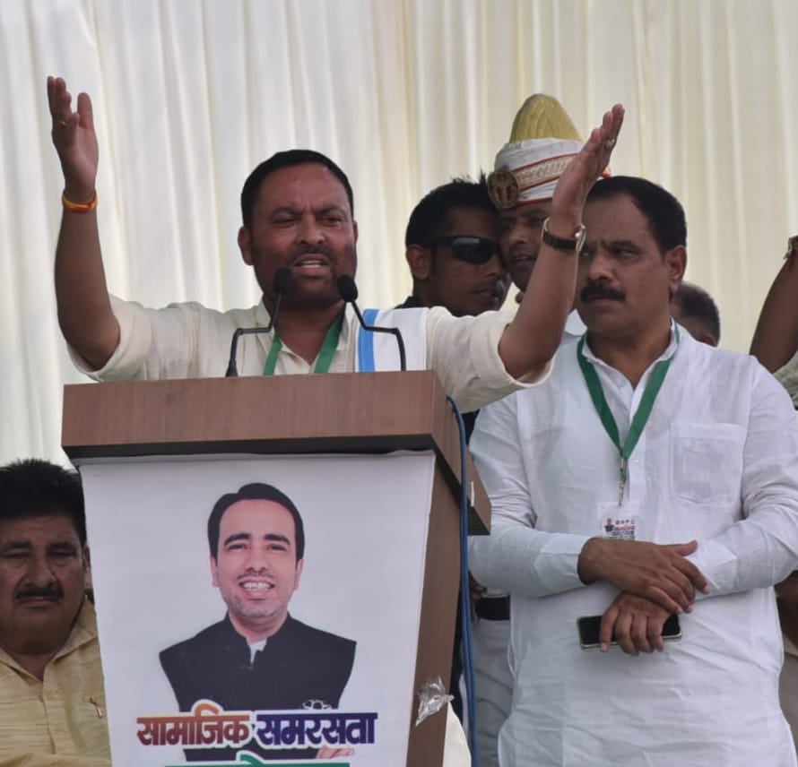 जनता इंटर कॉलेज पचैंडा में ट्रैक्टर पर चौधरी चरण सिंह का होर्डिंग लेकर पहुंचे किसान : संवाद जनता इंटर कॉलेज पचैंडा में ट्रैक्टर पर चौधरी चरण सिंह का होर्डिंग लेकर पहुंचे किसान : संवाद