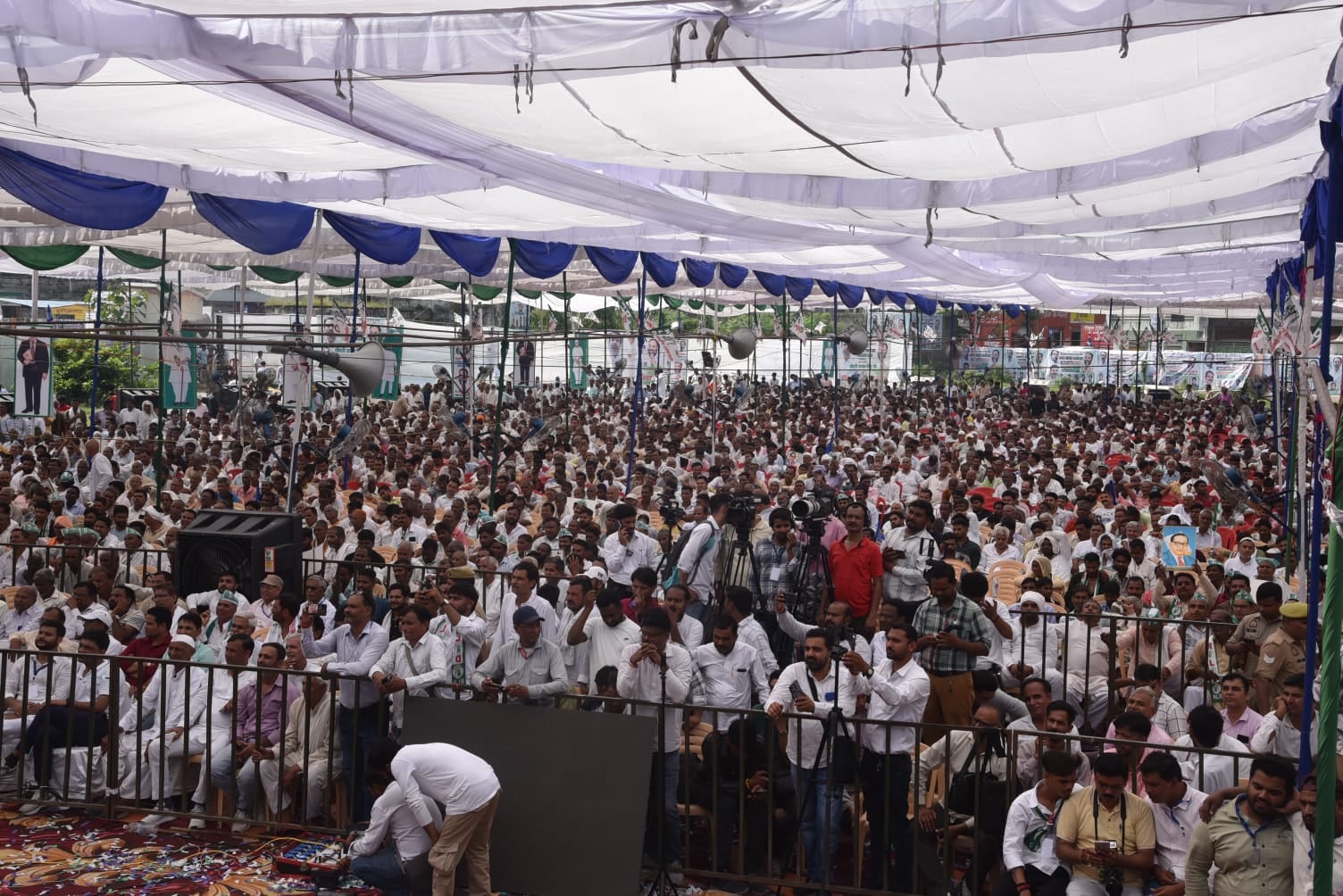 जनता इंटर कॉलेज पचैंडा में ट्रैक्टर पर चौधरी चरण सिंह का होर्डिंग लेकर पहुंचे किसान : संवाद जनता इंटर कॉलेज पचैंडा में ट्रैक्टर पर चौधरी चरण सिंह का होर्डिंग लेकर पहुंचे किसान : संवाद