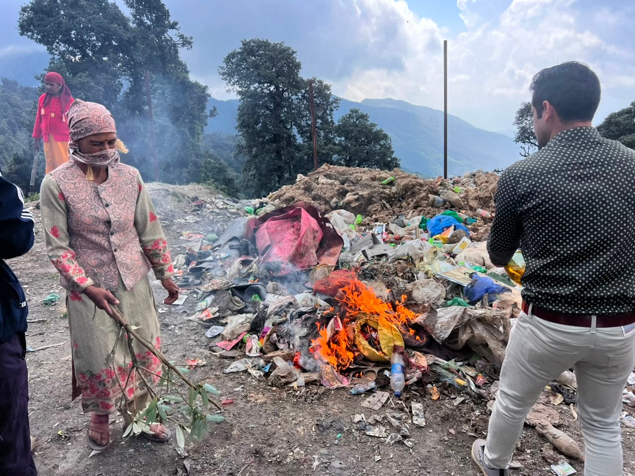 कुफर कैन्थू पंचायत कूड़ा फेंकने पर विरोध दर्ज करते ग्रामीण। संवाद